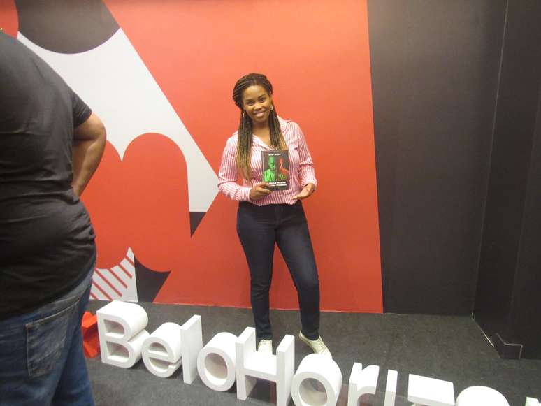 Ana Teles na expectativa de uma boa leitura.